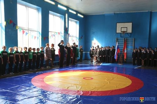
<p>                                В Волгограде школе № 95 подарили ковер для занятий самбо</p>
<p>                        