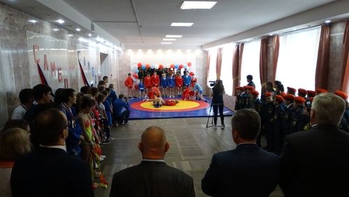 
<p>                                Школа № 7 Центрального района г. Волгограда получила ковер для занятий самбо</p>
<p>                        