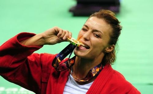 
<p>                                Четырехкратная чемпионка мира по самбо Яна Костенко: «Если женщина ведёт себя как женщина, ковер её не испортит»</p>
<p>                        